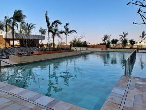 奥林匹亚Hot Beach Suites的度假村内的一个蓝色海水游泳池