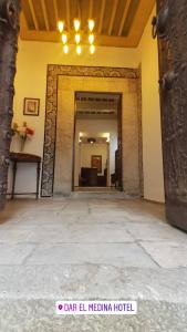 突尼斯Dar el médina的大房间设有石材地板和黄色的墙壁