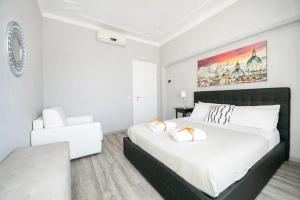 罗马圣彼得拉菲之家公寓的白色卧室配有一张大床和椅子