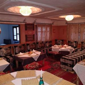 Akhendachou nʼAït Ouffi拉格泽尔德戴兹餐厅酒店的一间在房间内配有桌椅的餐厅