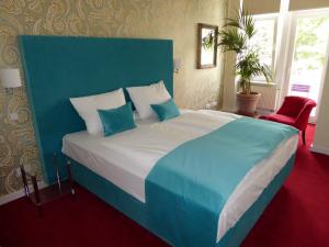 柏林柏林公寓酒店–市中心的卧室内的一张带蓝色床头板的大床