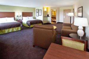 Osage阿美瑞辛酒店及套房 - 奥沙的酒店客房,设有两张床和一张沙发