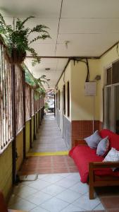 科克Cabinas Coco Alegre的大楼内带红色床的走廊