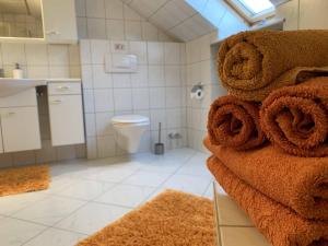 Hilter am Teutoburger Wald2 - Zimmer Wohnung的一间带卫生间和一堆毛巾的浴室