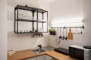 苏坎APARTMENT SAPICA的厨房配有水槽和带餐具的台面