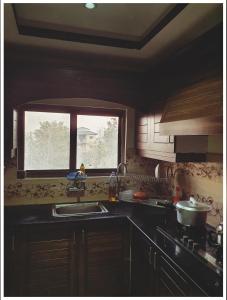 AusiaFull Serviced Cottage in Bhurban的厨房设有水槽和窗户。