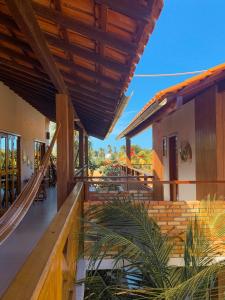 巴拉格兰德Flats Villa Gelú的享有带木屋顶的房屋的外部景致