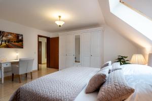 米伦贝克Ferienwohnung im grünen Mühlenbeck-nahe Berlin的卧室配有白色的床和书桌