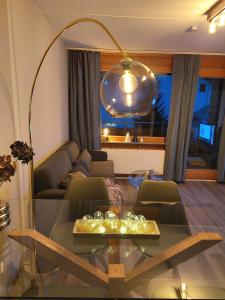 莱克斯LAAX Central Holiday Apartment with Pool & Sauna的客厅配有沙发和桌子