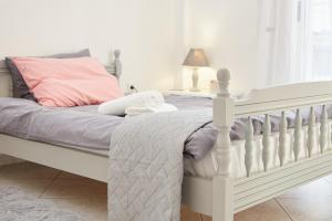克桑西APARTMENT in XANTHI My home的卧室配有白色床和粉红色枕头