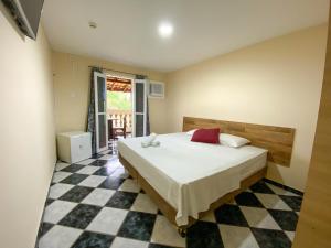 卡拉瓜塔图巴Leviv Praia Hotel的一间卧室配有一张床,铺有一个 ⁇ 板地板
