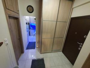 雅典Cozy Little Home的走廊设有步入式淋浴间和门