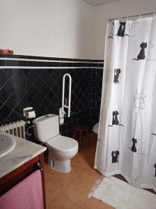 塞埃欣Casa rural "La Bodega"的浴室设有卫生间和黑白淋浴帘。