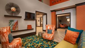 休斯顿威洛布鲁克贝斯特韦斯特尊贵酒店的客厅配有两把椅子和一张沙发