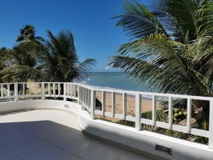 拉巴拉德纳圣安东尼奥Casa de praia, Tabuba, Barra de Santo Antônio - AL的享有海滩美景的阳台