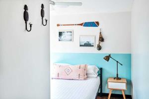 拜伦湾The Surf House的卧室拥有蓝色和白色的墙壁,配有一张床