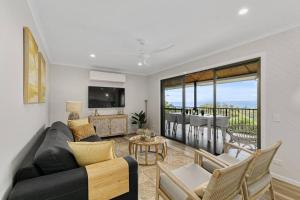 波因特卢考特YARABIN - Luxury Home With Ocean Views的客厅配有沙发和桌子