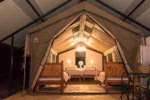索利泰尔Namib Desert Camping2Go的帐篷内的卧室,配有两张床
