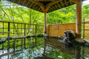 加贺Yamanaka Onsen Hanatsubaki的花园中的一个喷泉