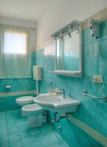 利多迪耶索罗阿马尔菲酒店 的蓝色的浴室设有水槽和卫生间
