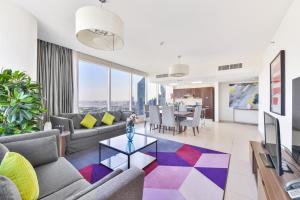 迪拜Nassima Tower Hotel Apartments的客厅配有沙发和桌子