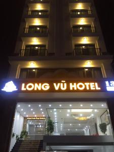谅山LONG VŨ HOTEL的大楼前的长酒店标志
