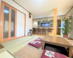 富士吉田市LINK HOUSE的一间带桌子的客厅和一间厨房