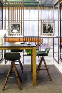 米兰米兰美利亚酒店的一间带桌子和两把椅子的用餐室