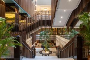 米兰米兰美利亚酒店的享有带楼梯和植物的大堂的景致