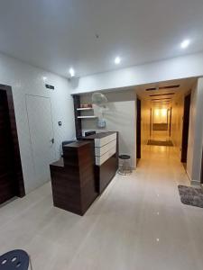 古瓦哈提Aditya Inn的客房设有带书桌和走廊的厨房。