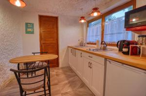 诺茨瓦约Barlang Noszvaj的厨房配有木桌和木台面