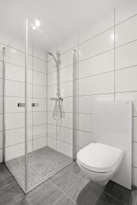 特罗姆瑟SKIR 2 Bdr CORNER VIEW APARTEMENT的白色的浴室设有卫生间和淋浴。
