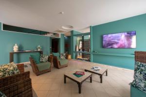 法维尼亚纳尹苏拉酒店的客厅设有蓝色的墙壁和平面电视。