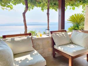 穆尔维察Villa Majda at the Paradise beach的一个带两把椅子的海景庭院
