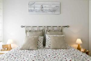 卡拉费尔MARICEL Apartment En la playa的一间卧室配有带枕头的床铺和图片