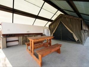 索利泰尔Namib Desert Camping2Go的帐篷配有长凳、桌子和野餐桌