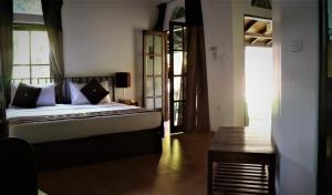 尼甘布帕帆拿酒店的一间卧室配有一张床和一张桌子