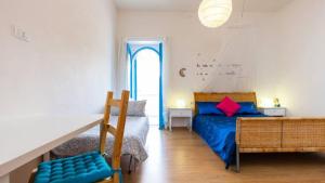 Sessa Cilento本温怒提内尔南基酒店的一间卧室设有蓝色的床和窗户。