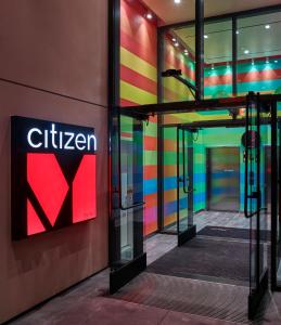 旧金山citizenM San Francisco Union Square的建筑的侧面有标志