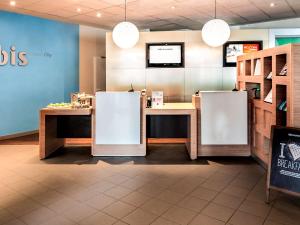 科布伦茨科布伦茨市宜必思酒店的一间快餐店,在一间房间里设有两个冰箱