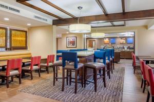 Comfort Inn Atlanta Airport餐厅或其他用餐的地方