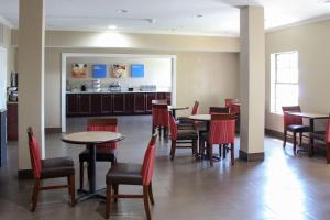 富尔顿戴尔Comfort Inn & Suites Fultondale Gardendale I-65的一间带桌椅的用餐室和一间厨房