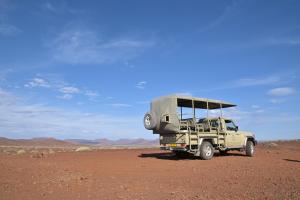 KamanjabPalmwag Camping2Go的停在沙漠中间的卡车