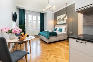 索波特Sopot RIVOLI Apartments by Renters的客厅配有沙发和桌子