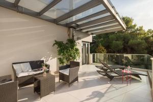 罗维尼Villa Valsavia-apartment Monsena with pool and SPA的庭院配有桌椅和遮阳篷。