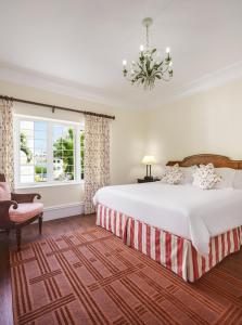汉密尔顿Oxford House的一间卧室配有一张大床和一个吊灯。
