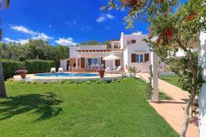 桑特柳伊斯Luxury Villa in Binibeca with Jacuzzi的一座大房子,在院子里设有游泳池