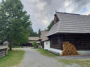 斯祖贝莱克Dovolenkové domy Pilarčík的建筑物一侧的一堆木柴