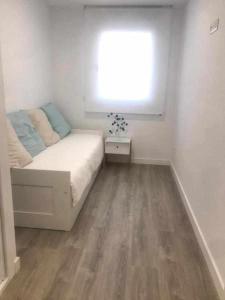 阿尔巴塞特San José Apartamentos Turísticos Karlie的一间小卧室,配有床和窗户