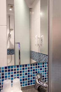 快捷假日图卢兹机场酒店的一间浴室